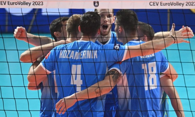 Slovenski odbojkarji pred tekmo proti Turkom z le enim izgubljenim nizom