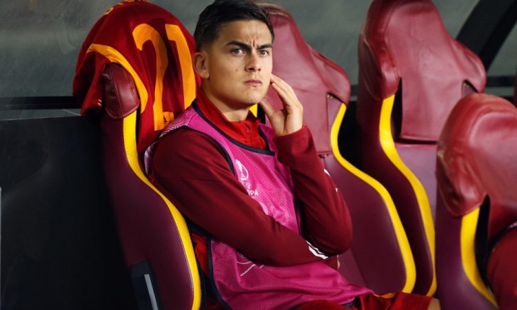 Poškodba Dybale, Mourinhu se maje stolček