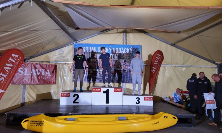 Tjaš Til Kupsch zmagovalec znamenitega Krumlovskega kajakaškega maratona med mladinci