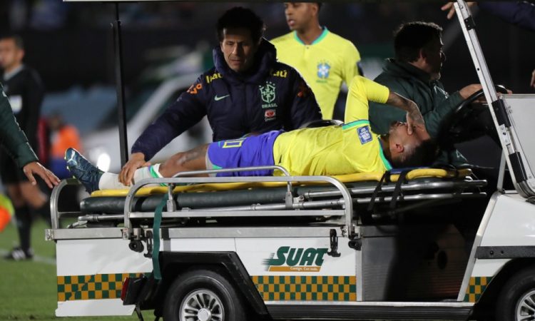 Neymar zaradi strgane križne vezi na operacijo