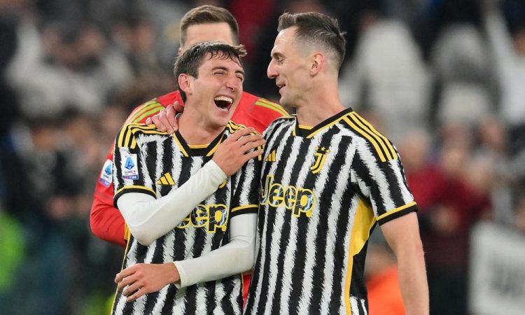 Juventus z golom v sodniškem dodatku do vrha lestvice