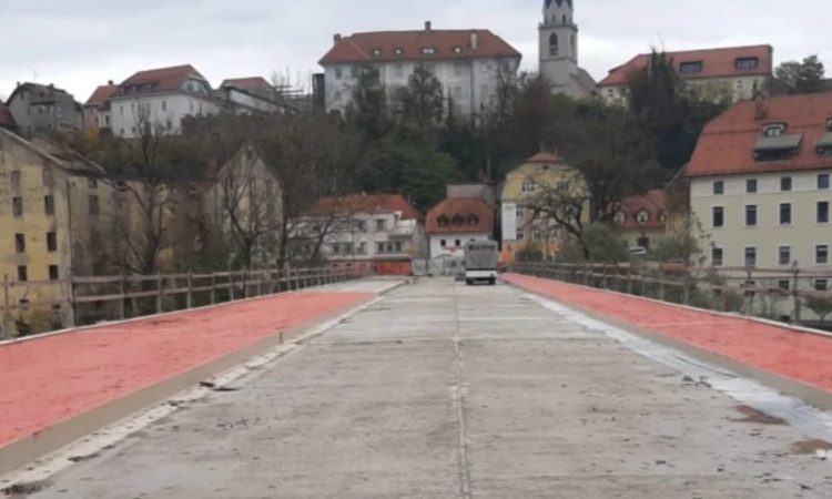 Pešci in kolesarji po mostu čez Savo konec novembra