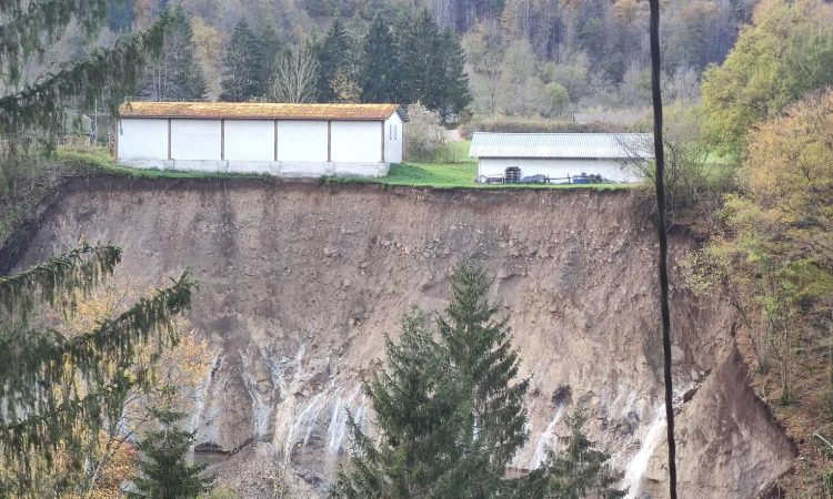 Zemeljski plaz ogroža vojašnico na Bohinjski Beli