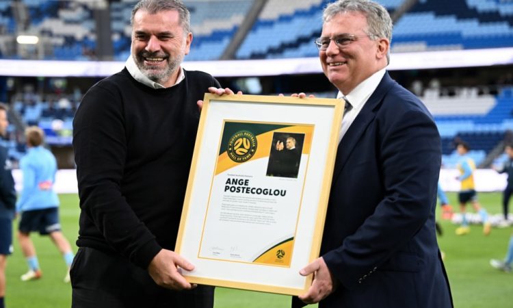 Trener Tottenhama Ange Postecoglou kar tretjič zapored trener meseca v Premier League