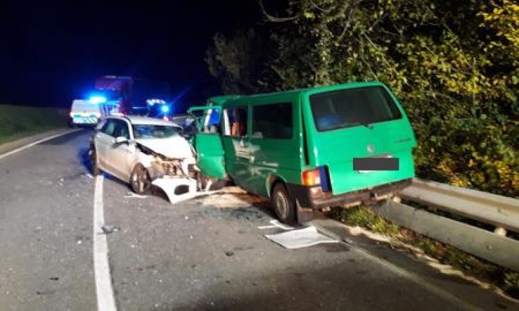 Ponoči v prometni nesreči urmla sopotnica v kombiniranem vozilu