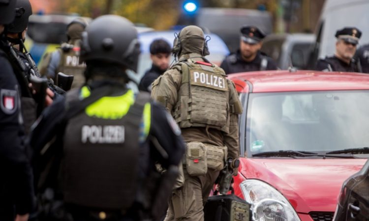 Najmanj 32 ranjenih v spopadu navijačev in policije v Hamburgu