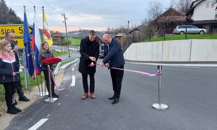V Črmošnjicah odprli rekonstruirano cesto in most čez Težko vodo
