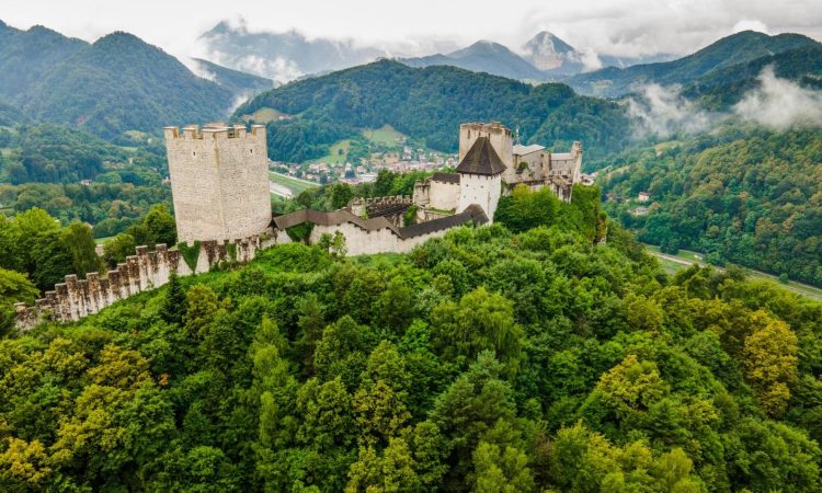 V petek bo Stari grad Celje osvetljen z rdečo, v nedeljo pa z vijolično barvo