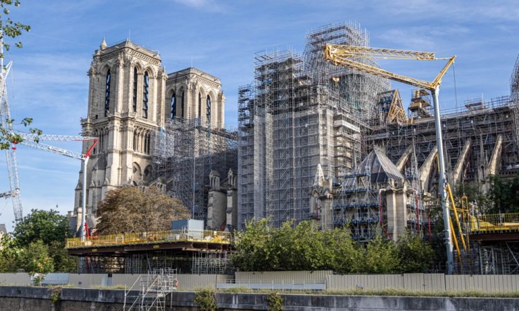 Francija v tekmi s časom do ponovnega odprtja obnovljene Notre-Dame