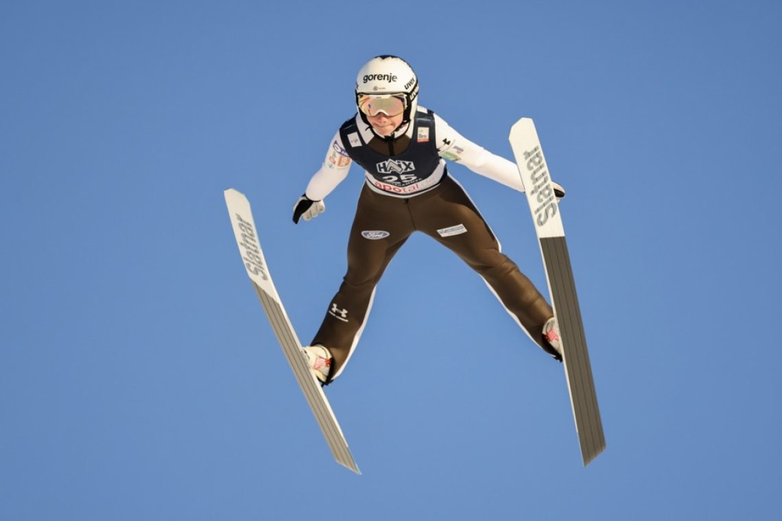 Prevc prvič zmagala v svetovnem pokalu, Klinec druga v Engelbergu