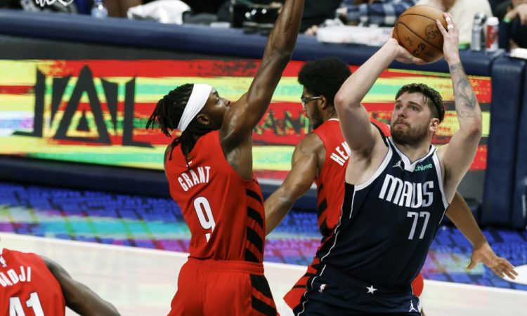 Dončić kljub sijajni statistiki brez naziva igralec meseca