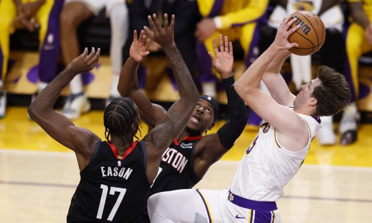 Houston kljub velikemu večeru Antetokounmpa do zmage nad Milwaukeejem