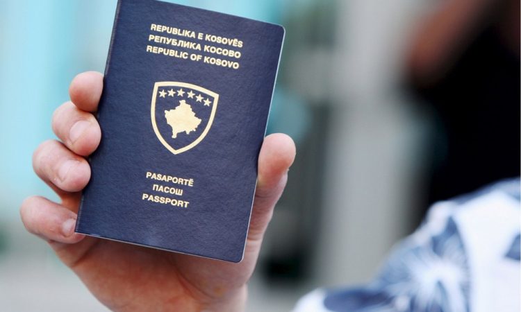 V nesreči na primorski avtocesti umrl voznik kombija, nastajajo zastoji 