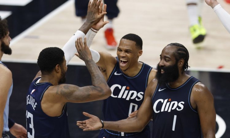 Clippers podaljšali pogodbo s Kawhijem Leonardom