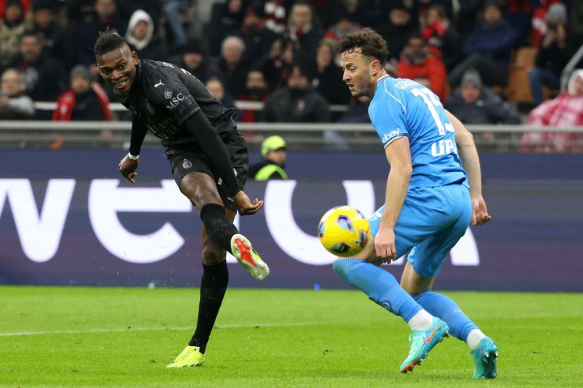 Milan po zmagi nad Napolijem Juventusu diha za ovratnik