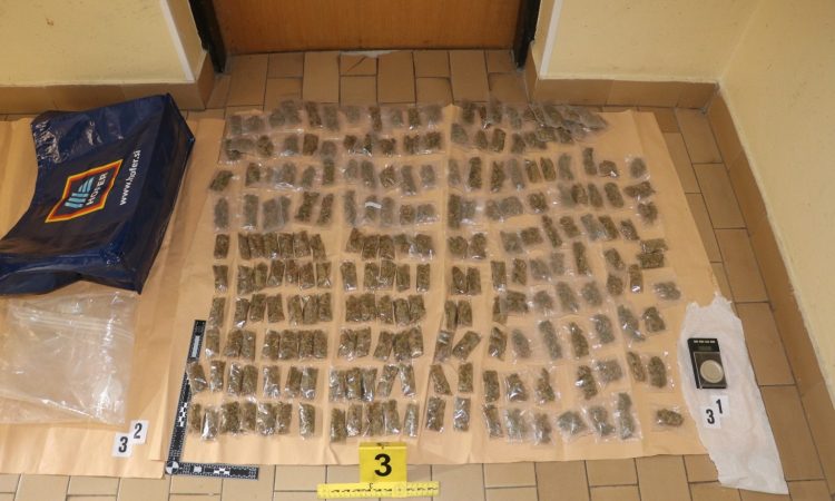 Zaradi večje količine prepovedanih drog 45-letni Velenjčan v pripor