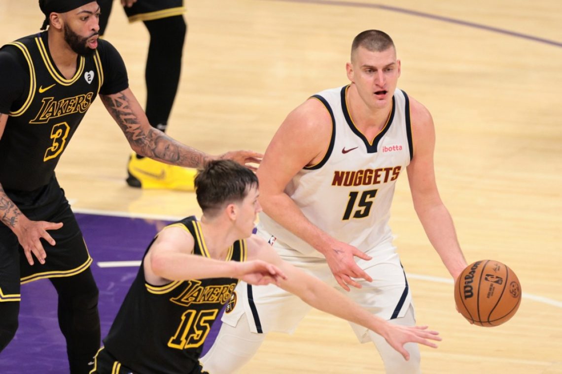 Jokić s trojnim dvojčkom vodil branilce naslova do zmage v NBA