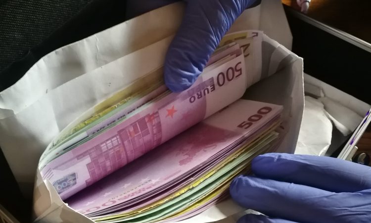 Krški policisti zasegli ponarejene bankovce za več kot triindvajset tisoč evrov