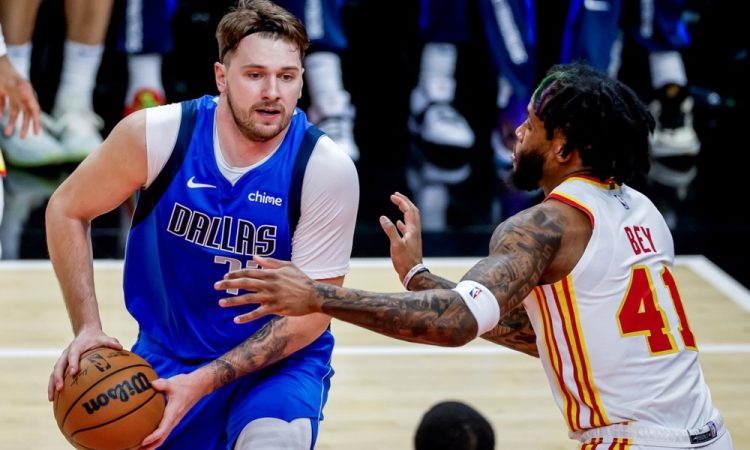 Boston v ligi NBA premagal Golden State za 52 točk