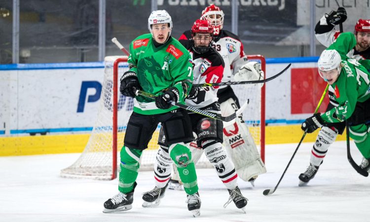 Hokejisti SŽ Olimpije so v prvi finalni tekmi državnega prvenstva premagali Sij Acroni Jesenice z 9:3