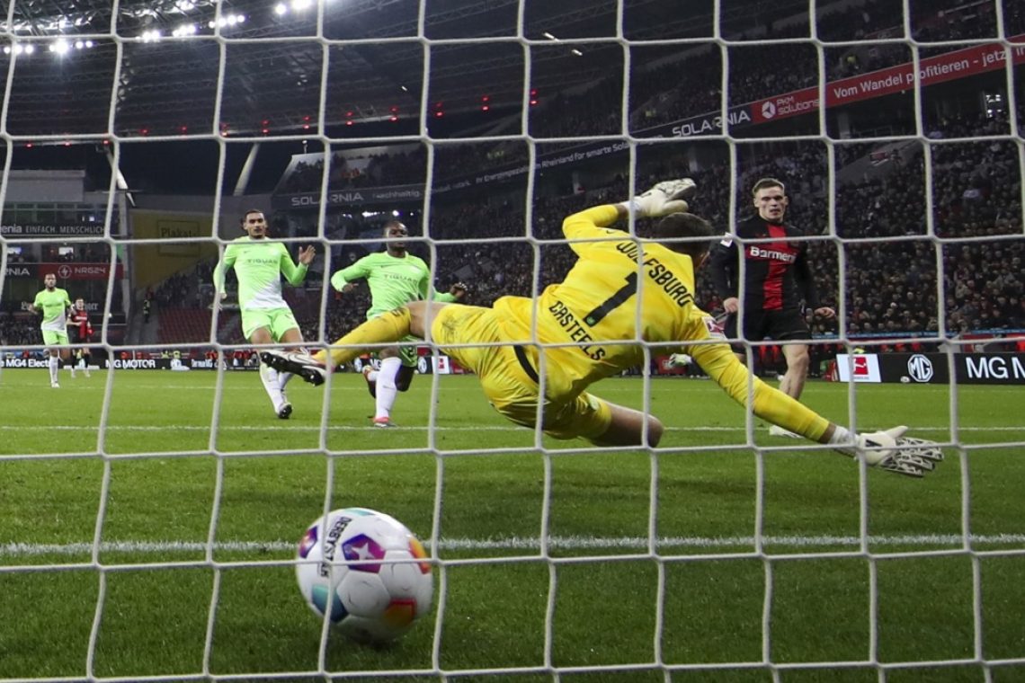 Bayer po novi zmagi spet na +10