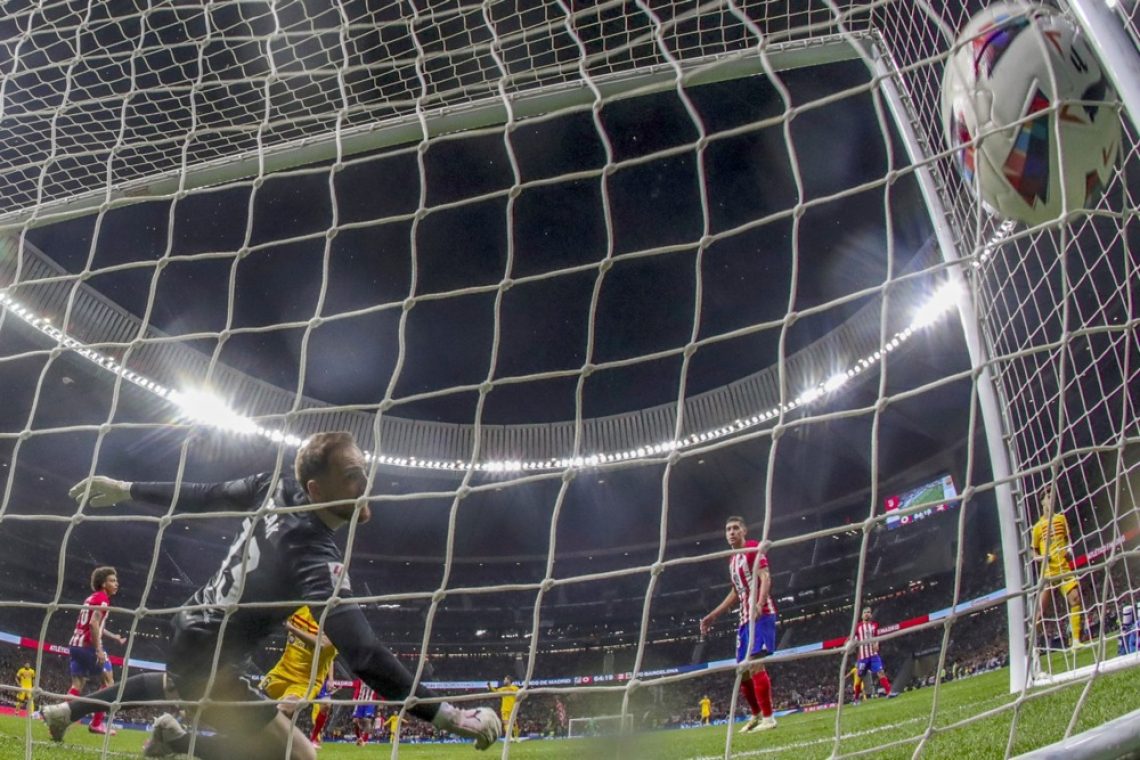 Barca premagala Oblakov Atletico in preskočila Girono, Almeria dosegla prvo zmago