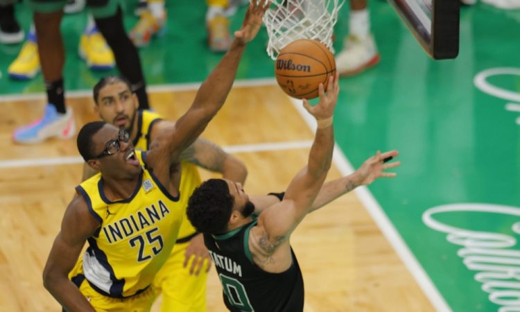 Boston proti Indiani vodi z 2:0, poškodba Haliburtona