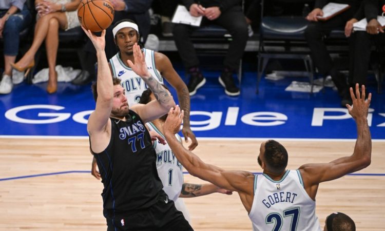 Dončić tri sekunde pred koncem Dallasu zagotovil zmago in prednost 2:0