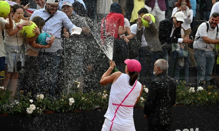 Swiatek ob začetku Roland Garrosa trdno na vrhu lestvice WTA