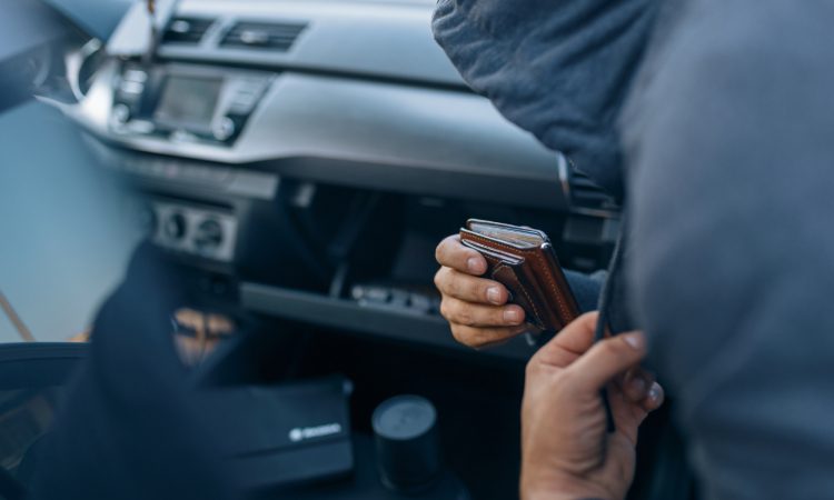 Neznanca moškega porinila na tla in mu ukradla denarnico