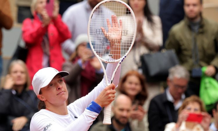 Swiatek in Gauff ekspresno v četrtfinale Pariza