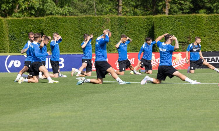 Slovenski nogometaši v družbi otrok opravili nov intenziven trening