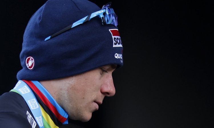 Evenepoel z zmago v kronometru do majice vodilnega, Roglič tretji