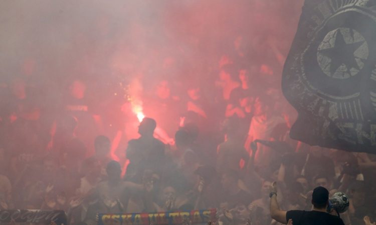 Navijači prekinili finale Partizan - Crvena zvezda