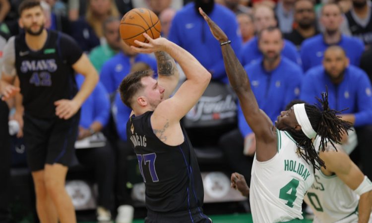 Dallas na prvi tekmi finala brez možnosti proti Bostonu