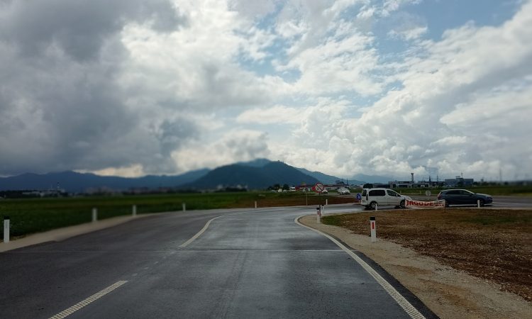 Obnova ceste v Poslovno cono Hrastje končana