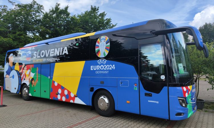 Nogometna reprezentanca z glasbo in zdravim Stojanovićem na nov trening v Wuppertalu