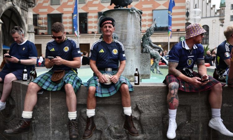 Škoti zavzeli osrednji trg v Münchnu