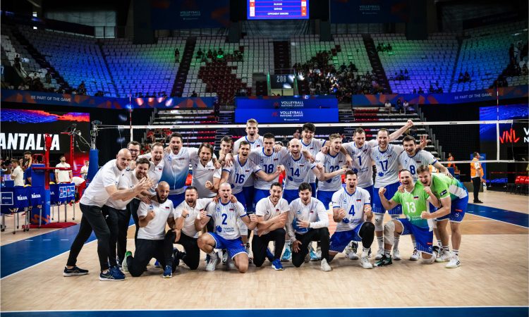 Cilj slovenskih odbojkarjev so štiri zmage