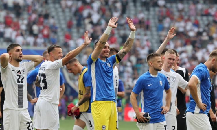 Slovenski nogometaši v izdihljajih ob zmago proti Srbiji na EP