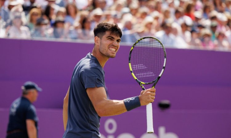 Alcaraz presenetljivo izpadel v osmini finala Queensa