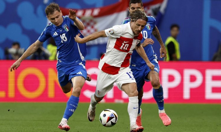 Italijani v zadnjih sekundah do remija proti Hrvaški in v izločilne boje