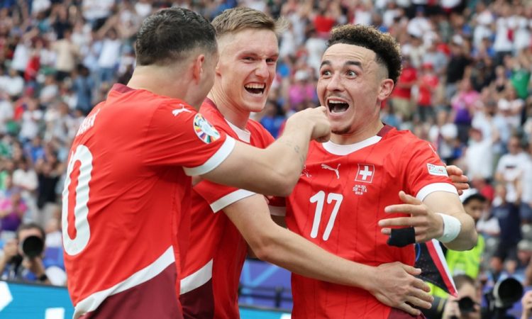 Švicarji po zmagi nad Italijani prvi četrtfinalisti nogometnega EP