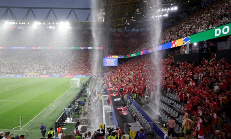 Med tekmo v Dortmundu gledalec plezal na streho stadiona