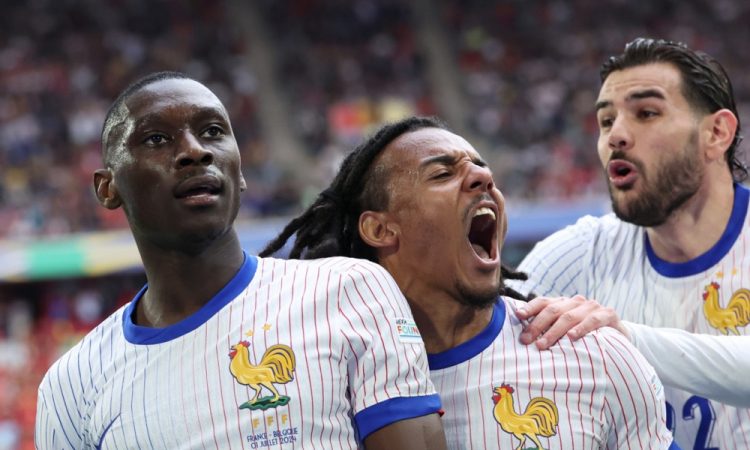 Francozi z avtogolom Vertonghena v četrtfinale