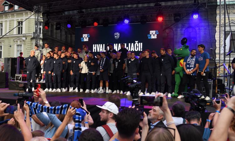 Slovenski nogometaši na sprejemu na Kongresnem trgu polni zahval navijačem