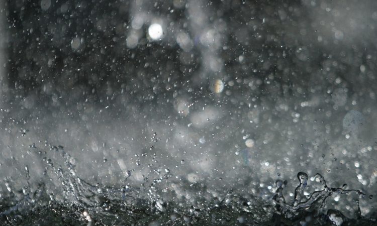 Zaradi obilnih padavin na Obali težave v prometu
