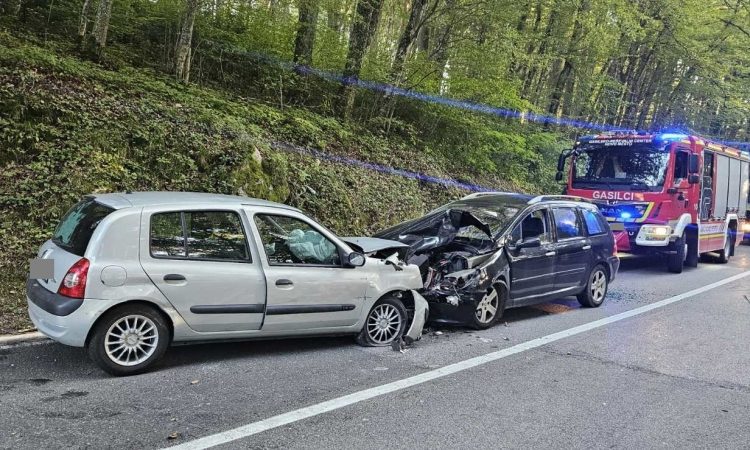 Pijani voznik oplazil eno, čelno trčil v drugo vozilo