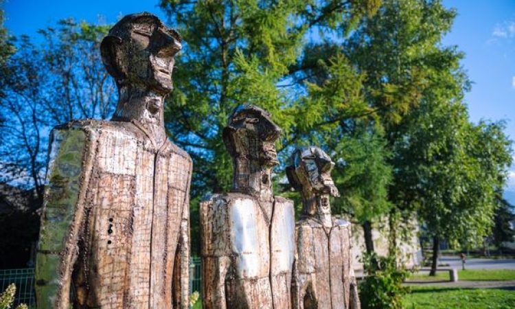 Na Kokrici pri Kranju uredili park s kipi Jožeta Volariča