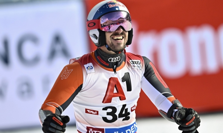 Hirscher na treningu strgal križno vez